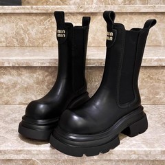 ヨーロッパの商品の超火の中で筒の靴の女性の靴のマーティンの靴の秋冬の新型の綿の靴の厚い底は高くなってチェルシーの靴