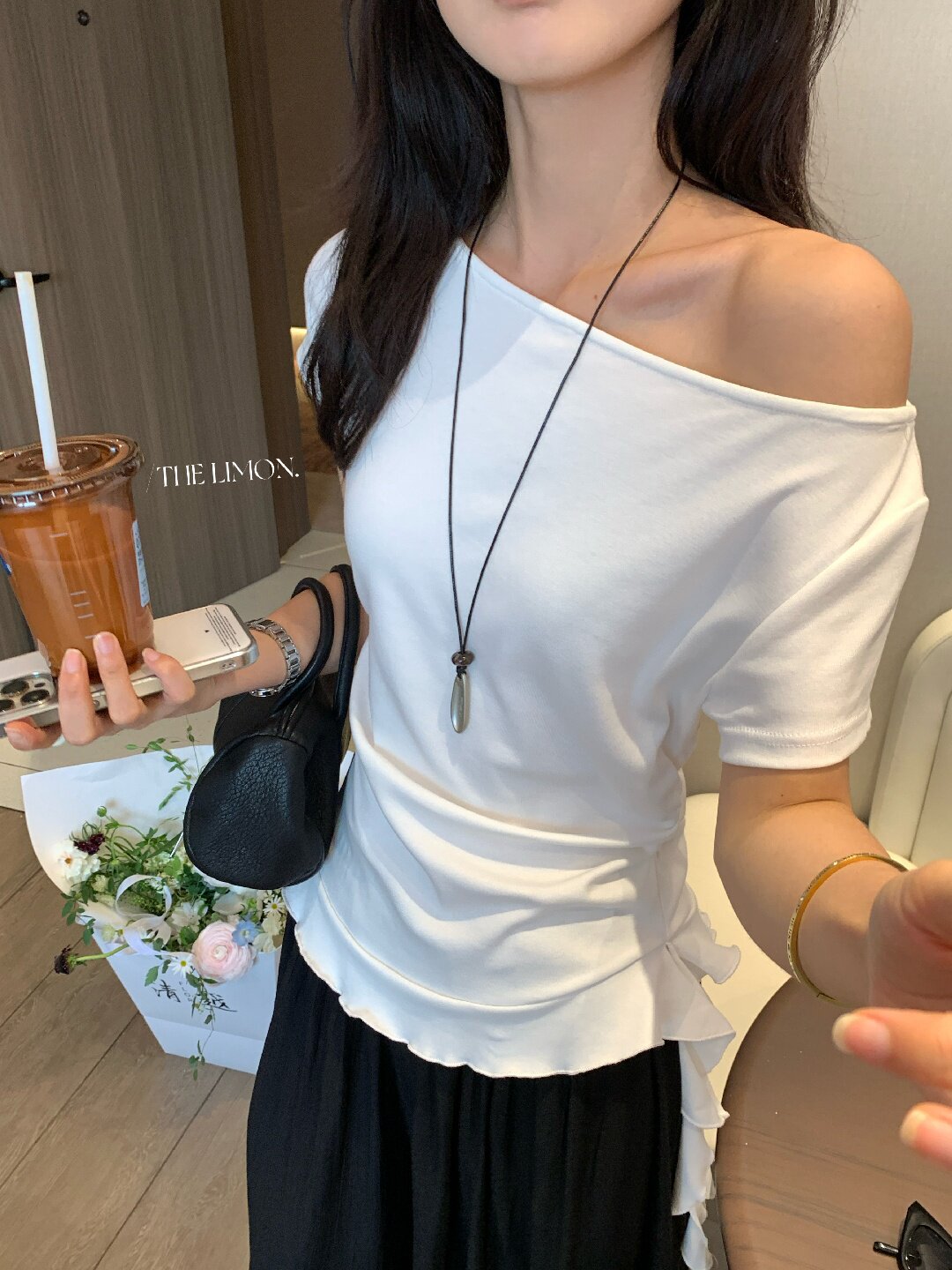 Áo thun nữ tay ngắn thiết kế lệch vai, dây rút eo, phong cách Hàn Quốc — màu đen, Màu cà phê, màu trắng, Xám hoa chi tiết 27