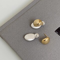 S925銀針欧米の大衆デザイン金属衝突色伸線高級感イヤリング前後に耳飾りをかける女性
