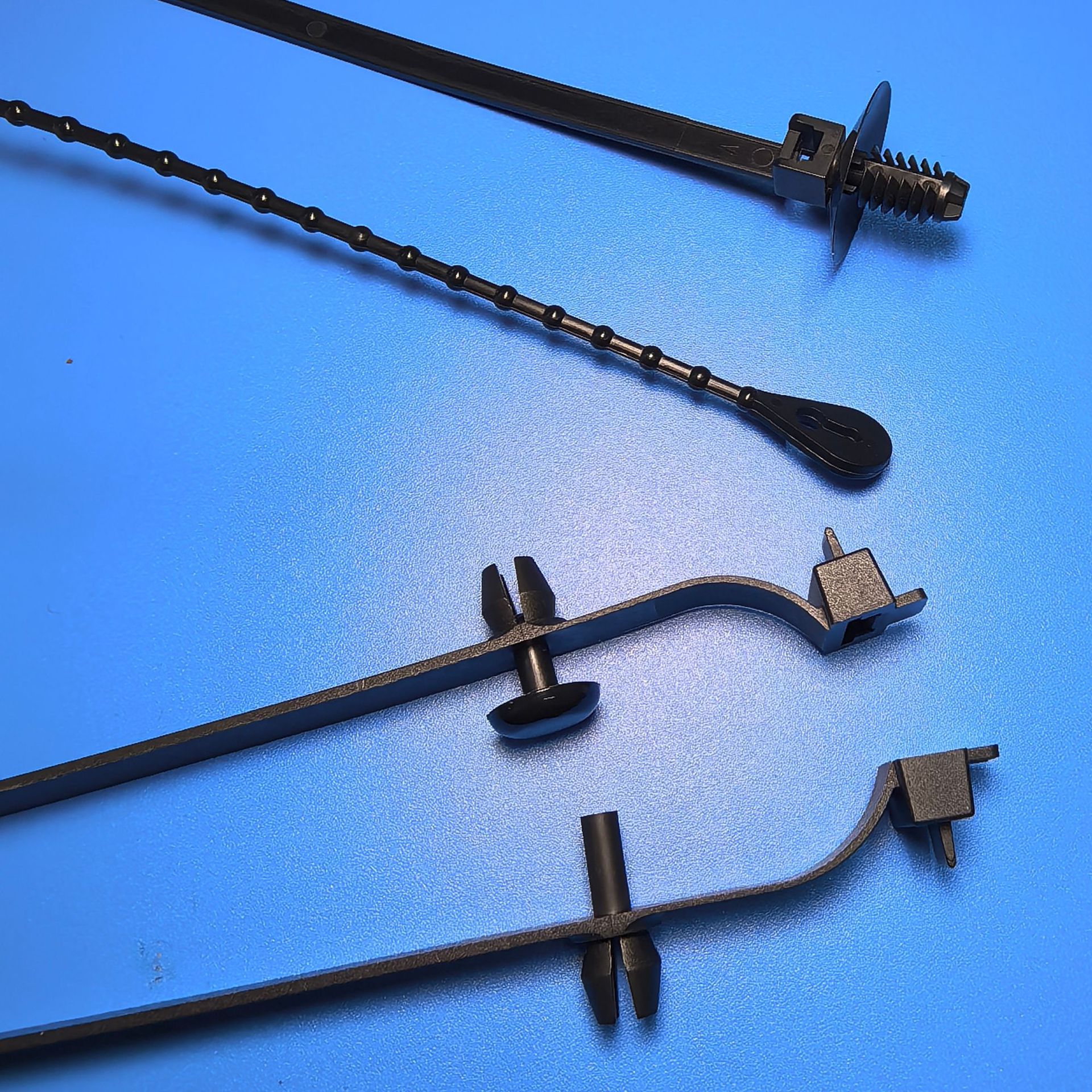 工厂供应固定锁式束线带 铆钉扎带倒刺盲子束线带 塑料黑色扎带