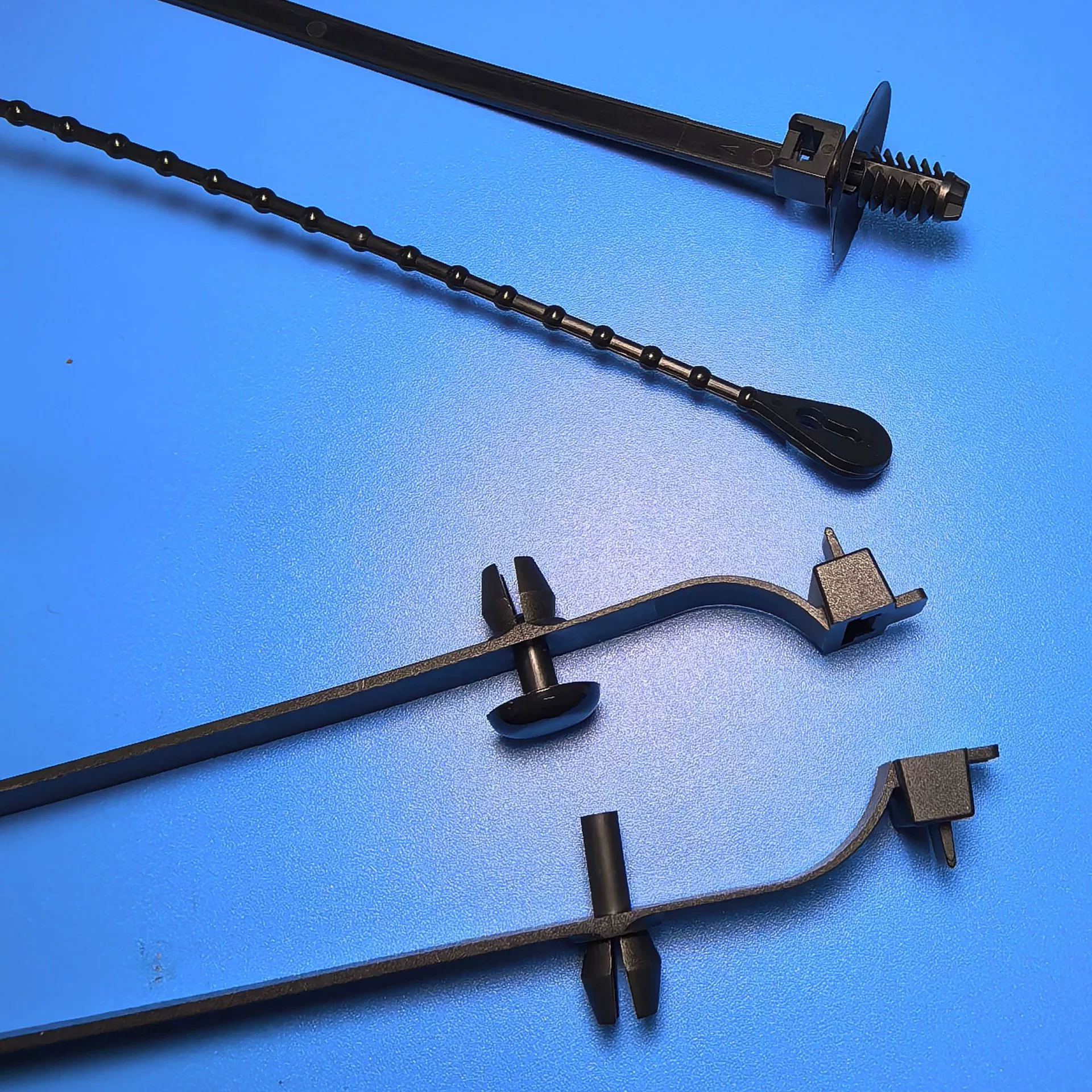 Завод поставляет стационарные кабельные стяжки с фиксатором, кабельные стяжки-заклепки, кабельные стяжки с шипами, пластиковые черные кабельные стяжки.