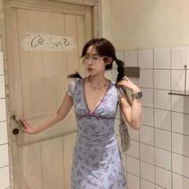 纯欲风ins裙子女夏氛围感小飞袖V领收腰A字短款蝴蝶结碎花连衣裙