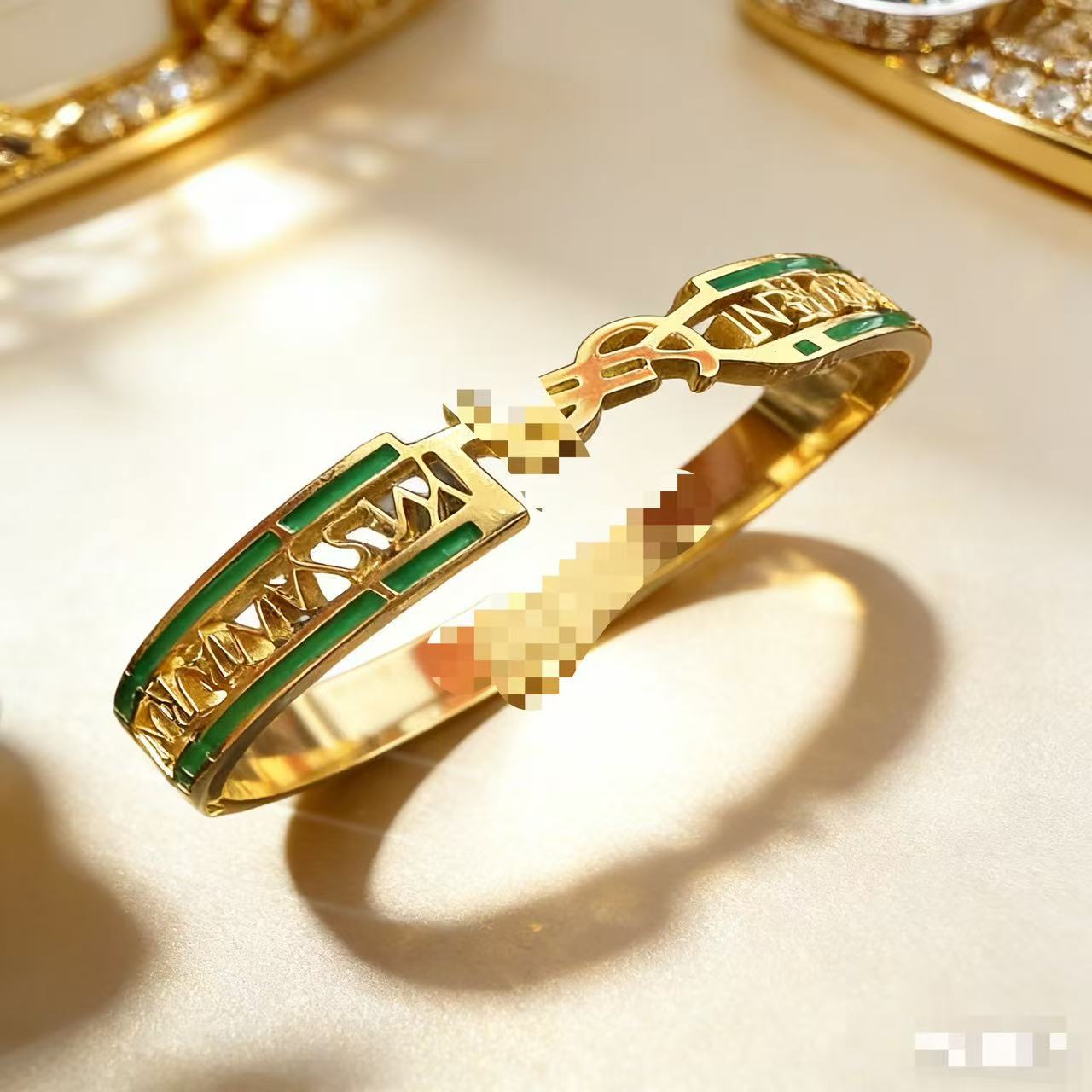 2025 新しいヨーロッパとアメリカのビッグブランドチタン鋼ブレスレット非退色ステンレス鋼ブレスレットバックルオープニングハンドジュエリー卸売