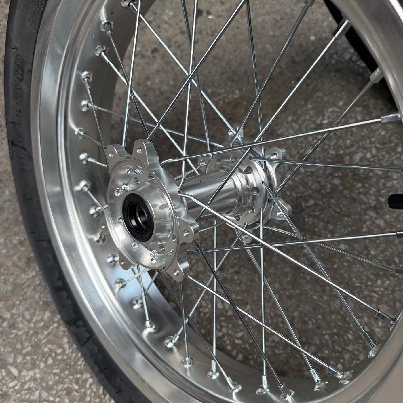 Suitable for Qiu Long Ji Feng modified front 110/70-17 and rear 140/70-17 widened semi-hot-melt NK01 slick tire rims