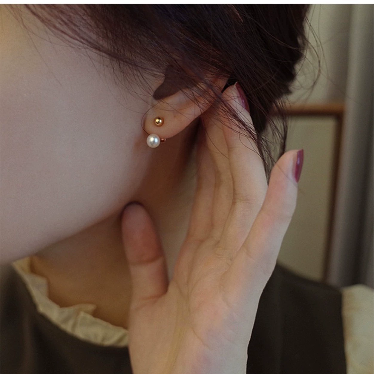 Простые серьги-гвоздики с пресноводным жемчугом и золотыми бусинами для женщин, новинка лета 2024, модный легкий люксовый нишевый стиль