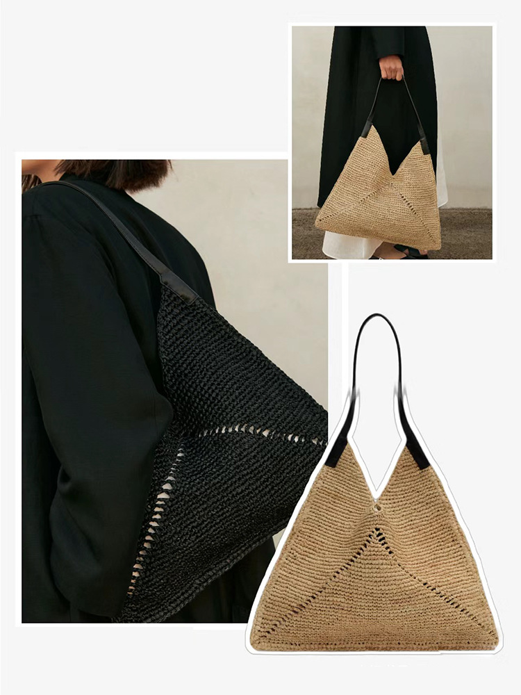 Instagram-Influencer mit dem gleichen Auto, das eine faltbare Handtasche aus Stroh mit einer Schulter, eine gewebte Tasche, einen Strandurlaub näht_voghion.com