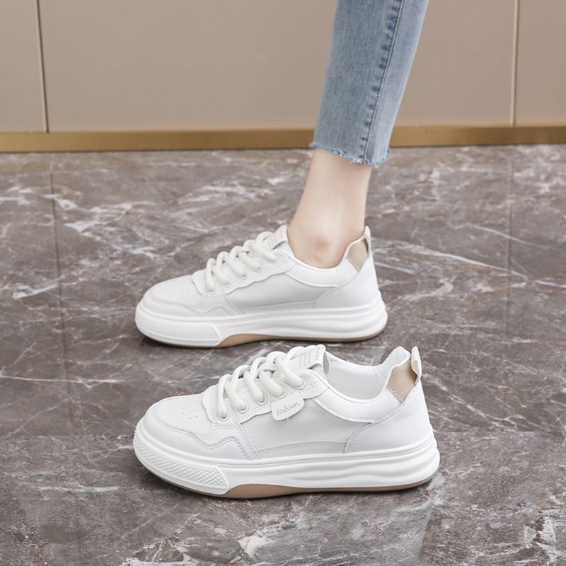 2025 primavera nuevos zapatos blancos transpirables para estudiantes coreanos zapatos deportivos de suela gruesa casuales zapatos de skate de moda