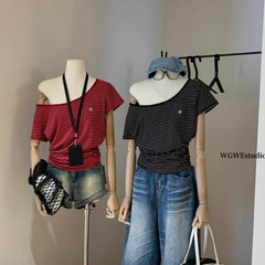 【WGWE】6273 ホットガールストライプオフショルダービッグネックライントップ女性の夏の刺繍スリム斜め肩半袖Tシャツ
