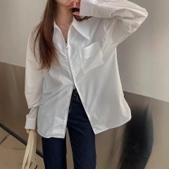 フランス式のファスナーの白い長袖のシャツの女性の春と秋のデザイン感があります。