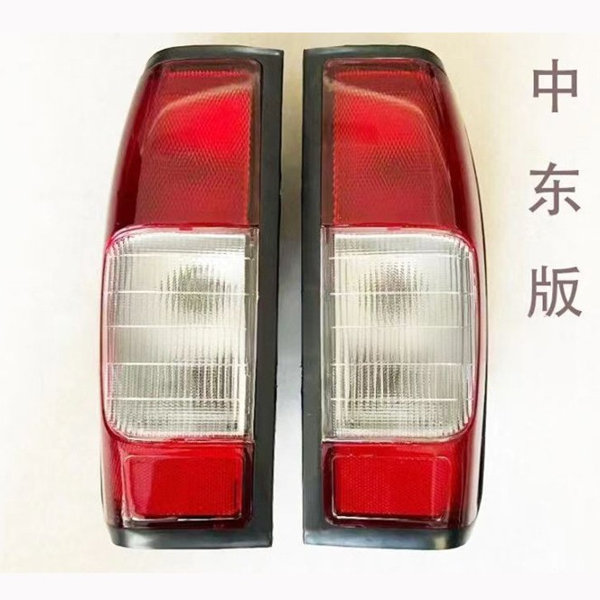 Aplicable a Nissan D22 pickup NAVARA luz trasera europea luz de dirección de Oriente Medio luz de niebla luz de freno