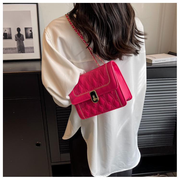 Women's Pu Leather Solid Color Lingge Streetwear Square Lock Clasp Shoulder Bag Crossbody Bag display picture 2