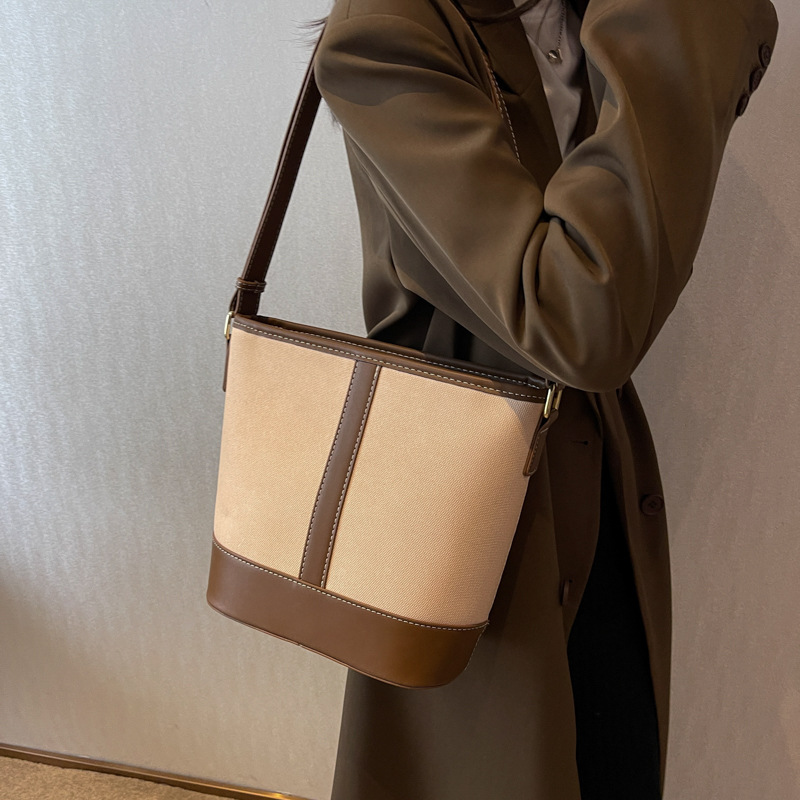 Bolsa de viaje de gran capacidad para mujeres otoño / invierno 2025, nuevo nicho de bolsas de cubo de color, bolsas de hombro de moda retro image 4
