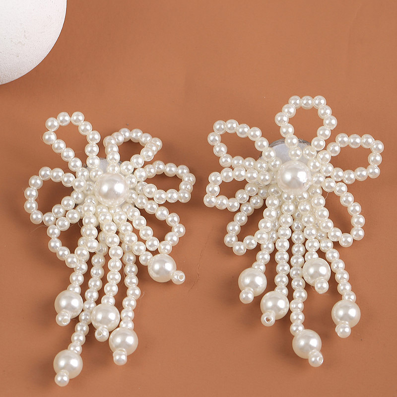 Nihaojewelry Wholesale Jewelry Simple Hand-woven Flower Pearl Earrings display picture 3