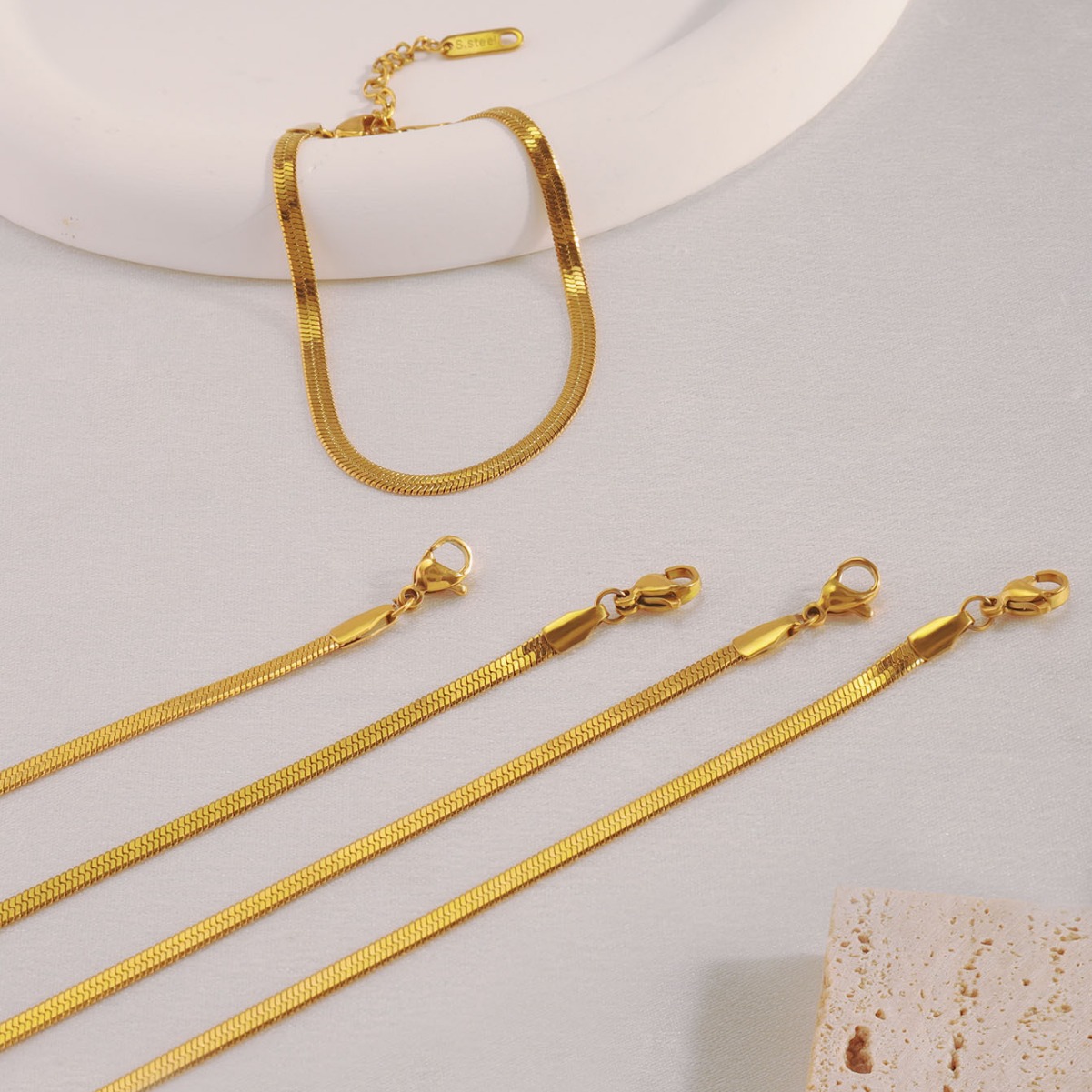 Pulsera de acero de titanio Pulsera de serpiente redonda de serpiente plana de lujo simple y ligera