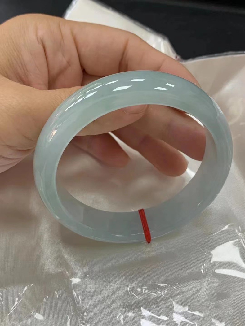 Vòng tay ngọc bích tự nhiên Miến Điện băng trong xanh nhạt cao cấp chi tiết 4