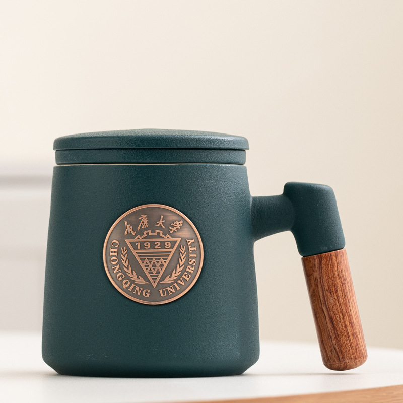 Taza de cerámica famosa escuela taza de filtro taza de marca taza de metal bronce relieve impresión LOGO taza de agua taza con tapa caja de regalo