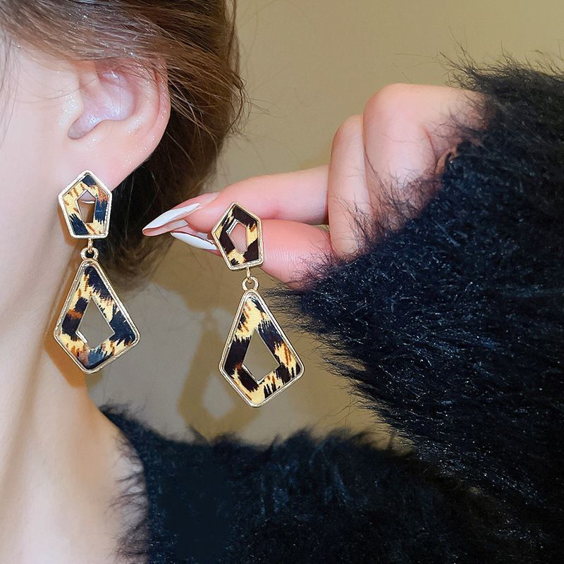 Pendientes de círculo geométrico con estampado de leopardo con aguja de plata Pendientes de personalidad de moda de todo fósforo retro europeo y americano Pendientes de todo fósforo de nicho al por mayor