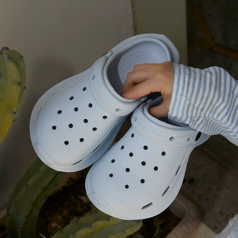 Nanbo Wan может носить обувь с отверстиями на толстой подошве летом