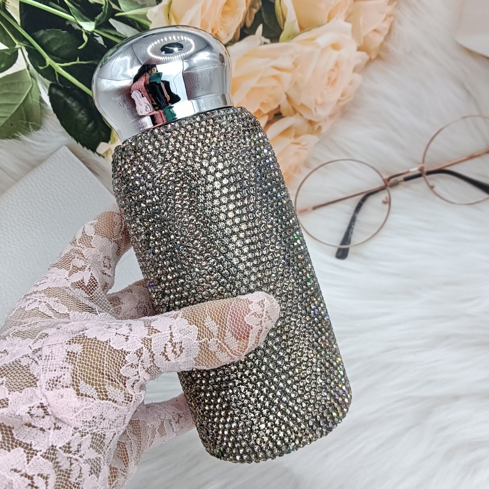 투명한 회색 보온병 컵