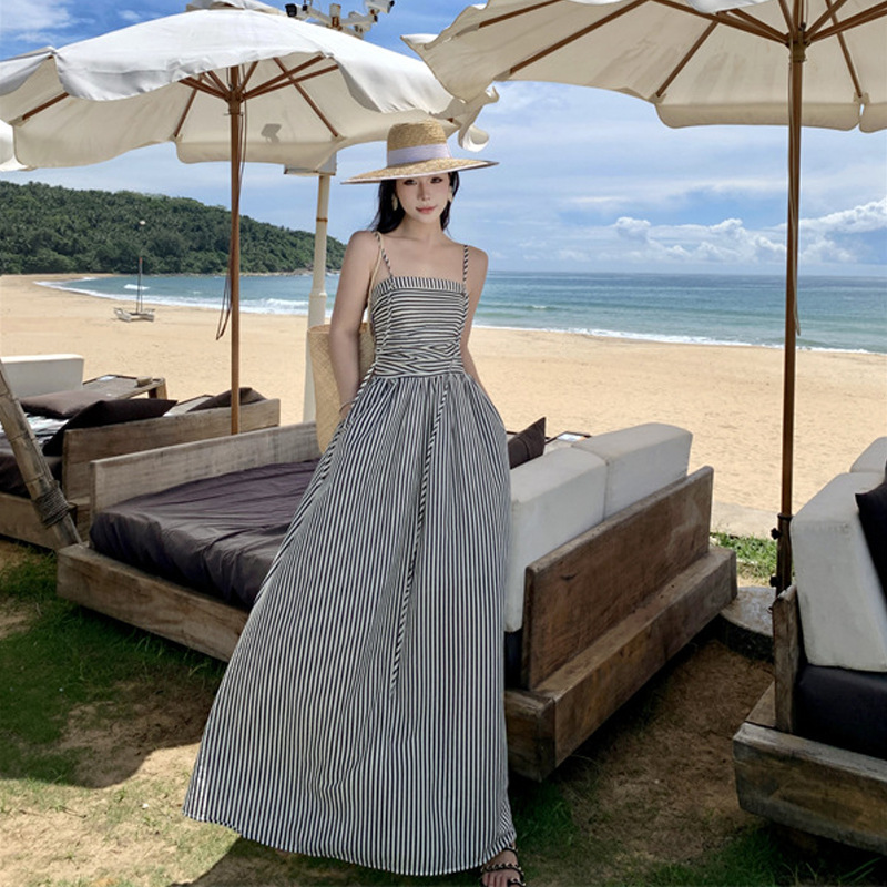 泰国三亚海边度假吊带裙法式气质抹胸收腰褶皱条纹a字连衣裙
