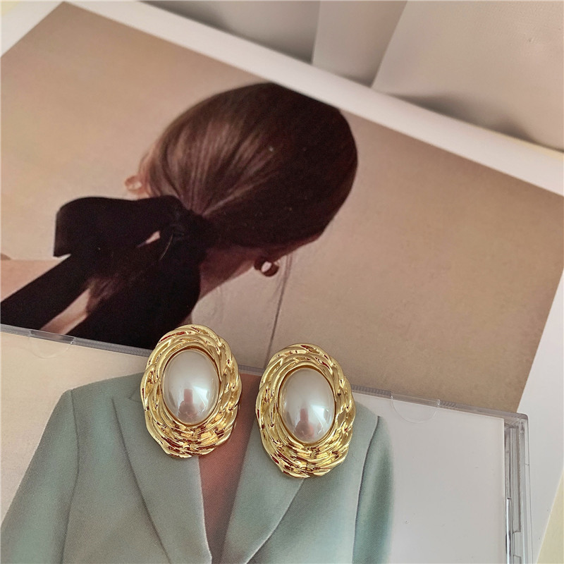Palace Style Retro Oval Pearl Earrings display picture 8