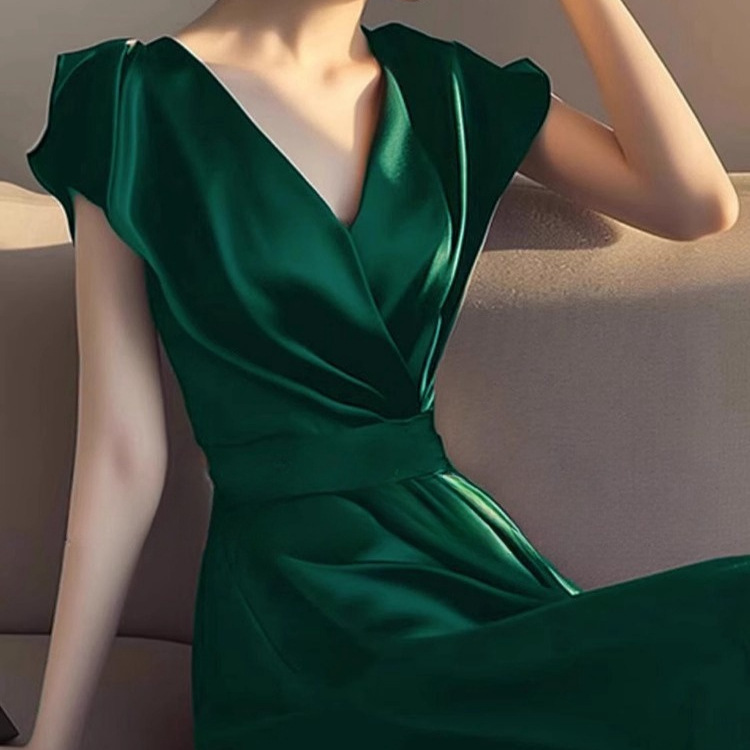 French Hepburn Style Dogsome Atmospheric Acetic Acid Fabric dress 2025 New Formal V-Neck Waisted Dress