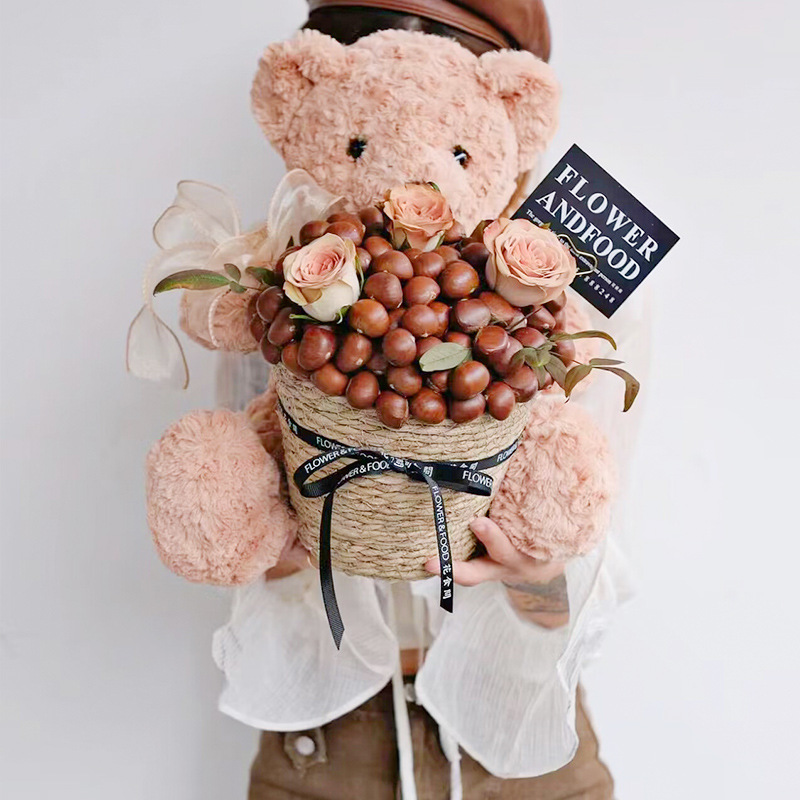 Internet-famous chestnut bucket bouquet, little bear hugging bucket, handmade DIY floral arrangement basket, flower packaging, kraft paper bag