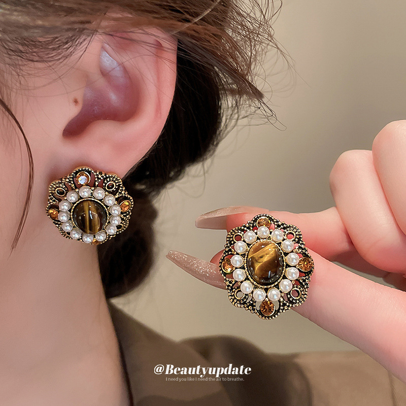 Pendientes de plata con diamantes, perlas y piedra de ojo de tigre artificial, estilo vintage de alta gama, elegantes pendientes de tuerca, pendientes franceses estilo palacio.