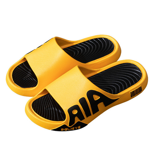 Summer men's slippers for outer wear, non-slip and anti-odor, 2024 new style, shit-stepping feeling, home internet celebrity beach sandals, men's wholesale