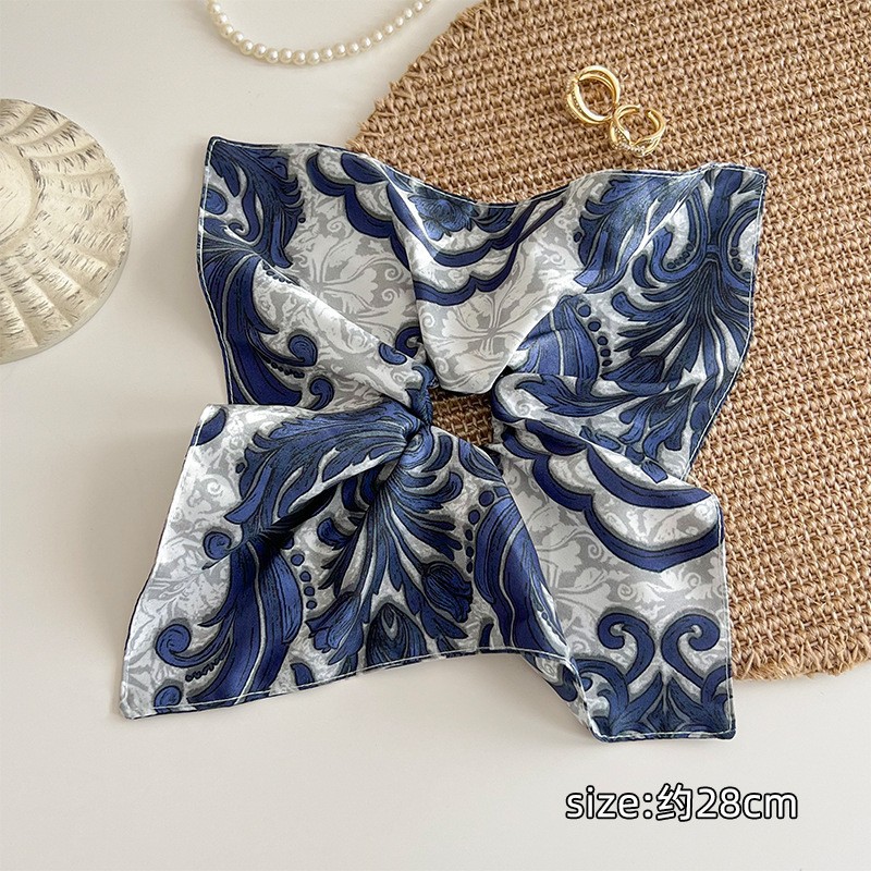 파란색과 흰색 토템 머리끈