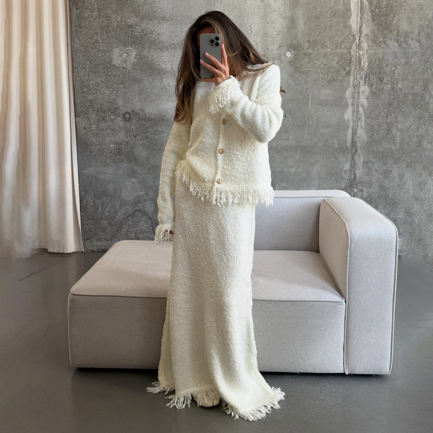 Completo cardigan in maglia a vita alta con frange e minigonna: morbida eleganza con un tocco parigino_voghion.com