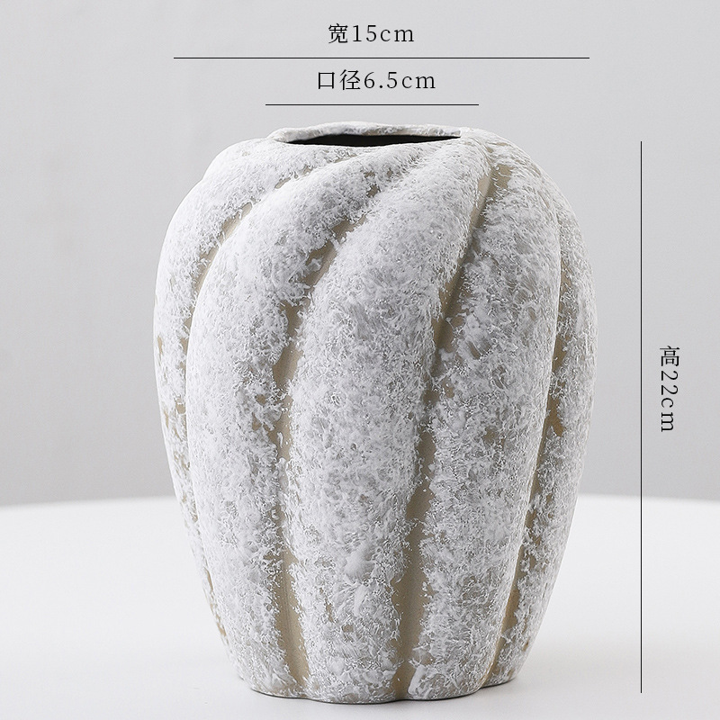 汝窯花瓶陶磁器中国式高級感民宿ホテルに生花を挿します。|undefined