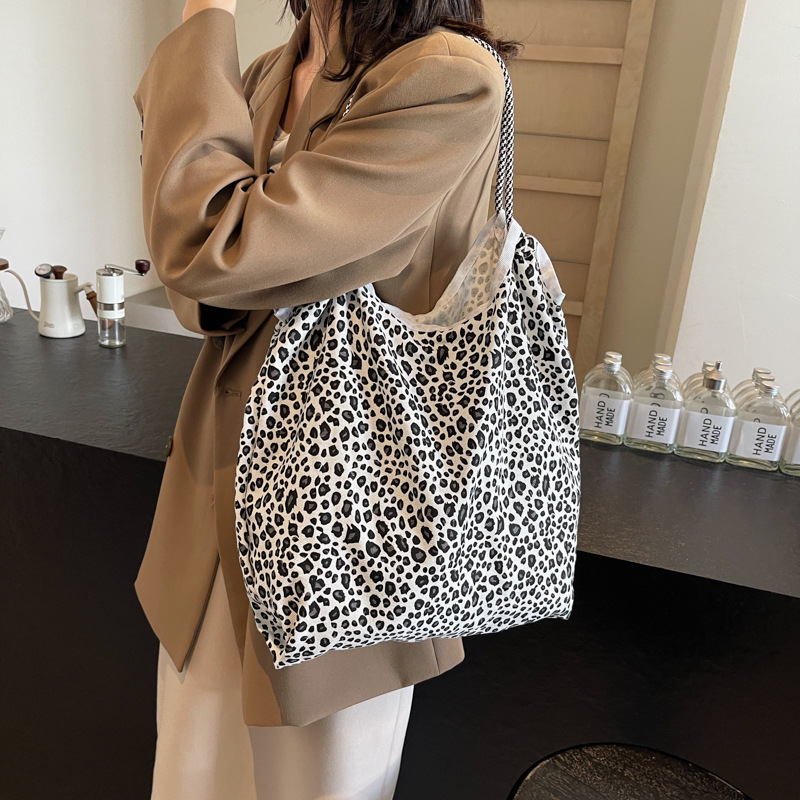 Versión coreana del bolso de tela con estampado de leopardo súper fuego, bolso de hombro de gran capacidad para mujer, bolso de compras, bolso portátil de moda