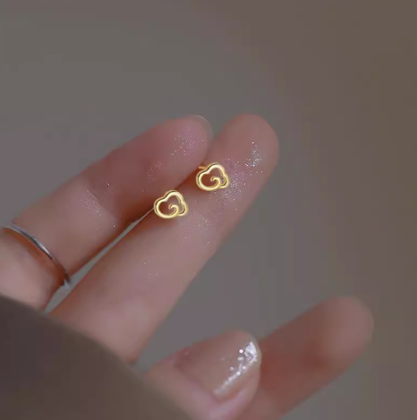 Pendientes de aro lisos para mujer, lujo ligero, pendientes de alta gama, pendientes populares, aretes de diseño exclusivo, aretes de otoño e invierno al por mayor