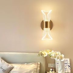 シンプルなベッドサイドランプ創造的な寝室のリビングルームのベッドの上の北欧のLEDアクリルの通路の背景の壁の後で現代的な壁の明かり