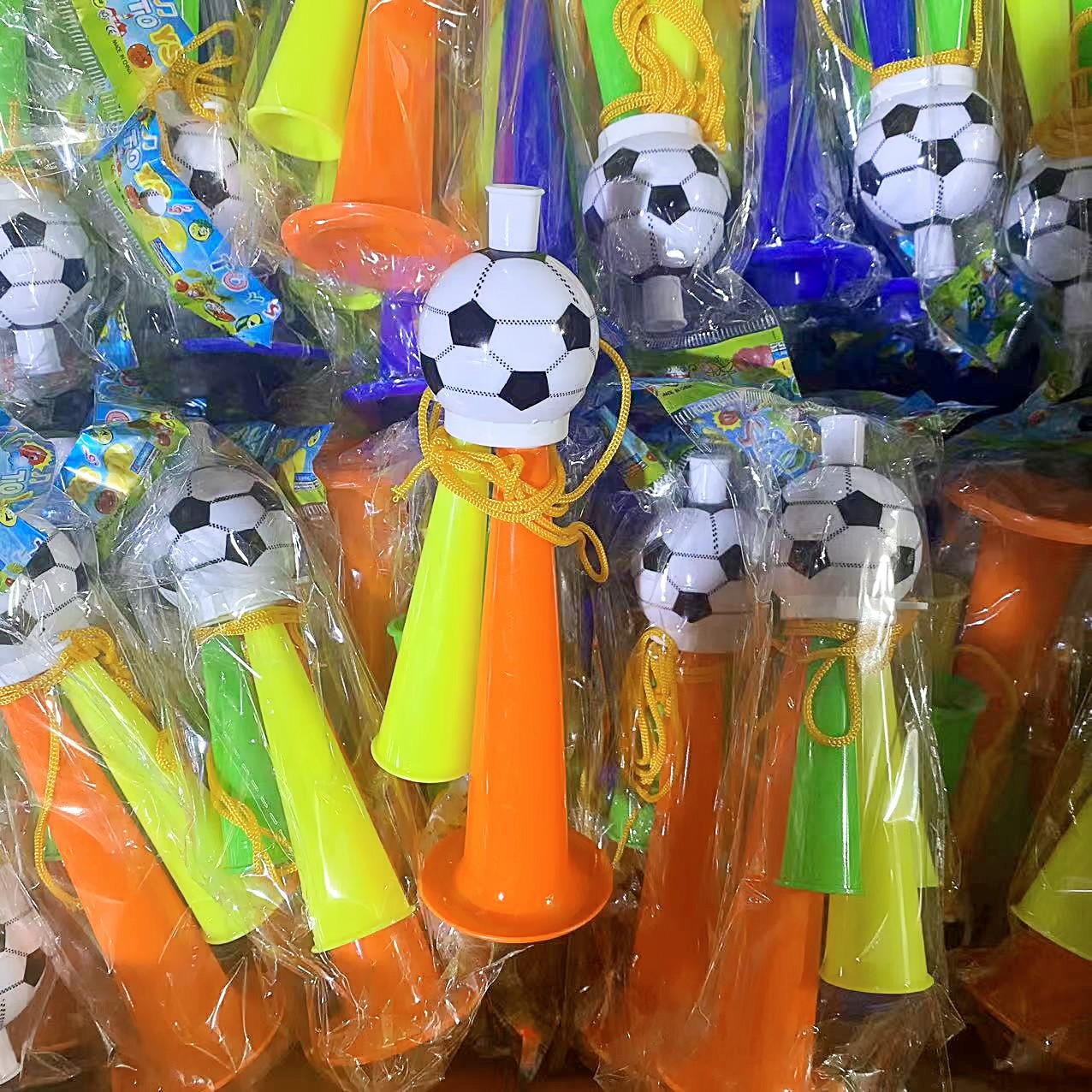 Cuerno de fútbol niños juguetes de bocina juguetes de pelota juegos de refuerzo de bocina props de refuerzo al por mayor