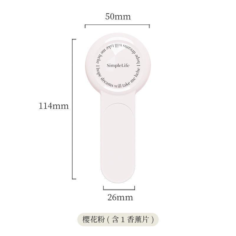 新商品のアロマトイレットの蓋器の蓋を開けて、クリーム風の便器の蓋をします。|undefined