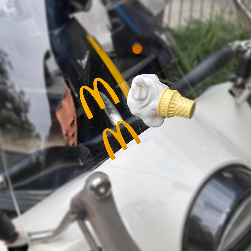 떨어지는 아이스크림 자동차 장식품 전기 자동차 배터리 오토바이 자동차 외관 장식 스티커 작은 액세서리 펜던트