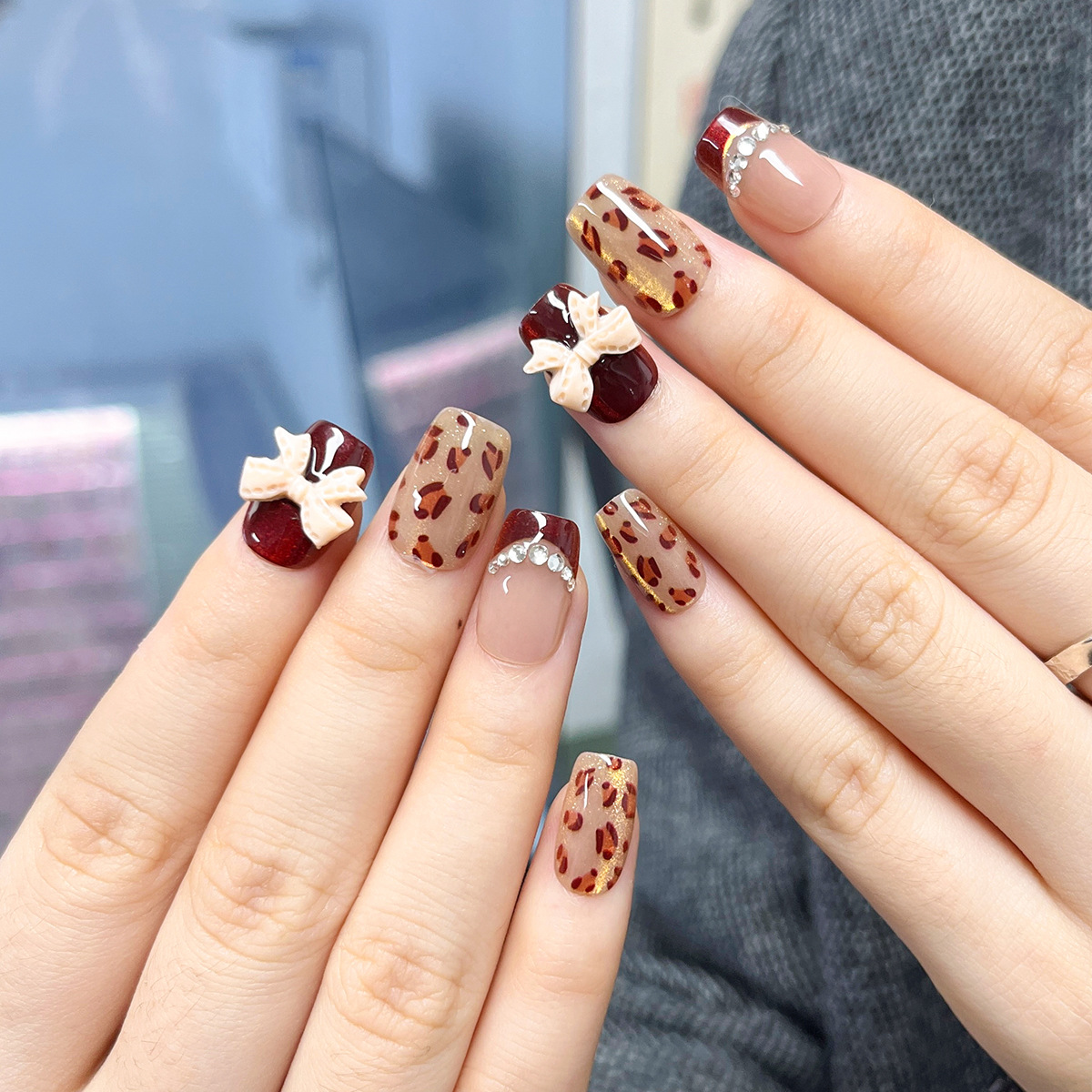 Otoño y invierno usar una red de uñas rojas de alto rendimiento blanqueante 10 piezas de impresión de leopardo marrón ojo de gato manicura falsa desmontable