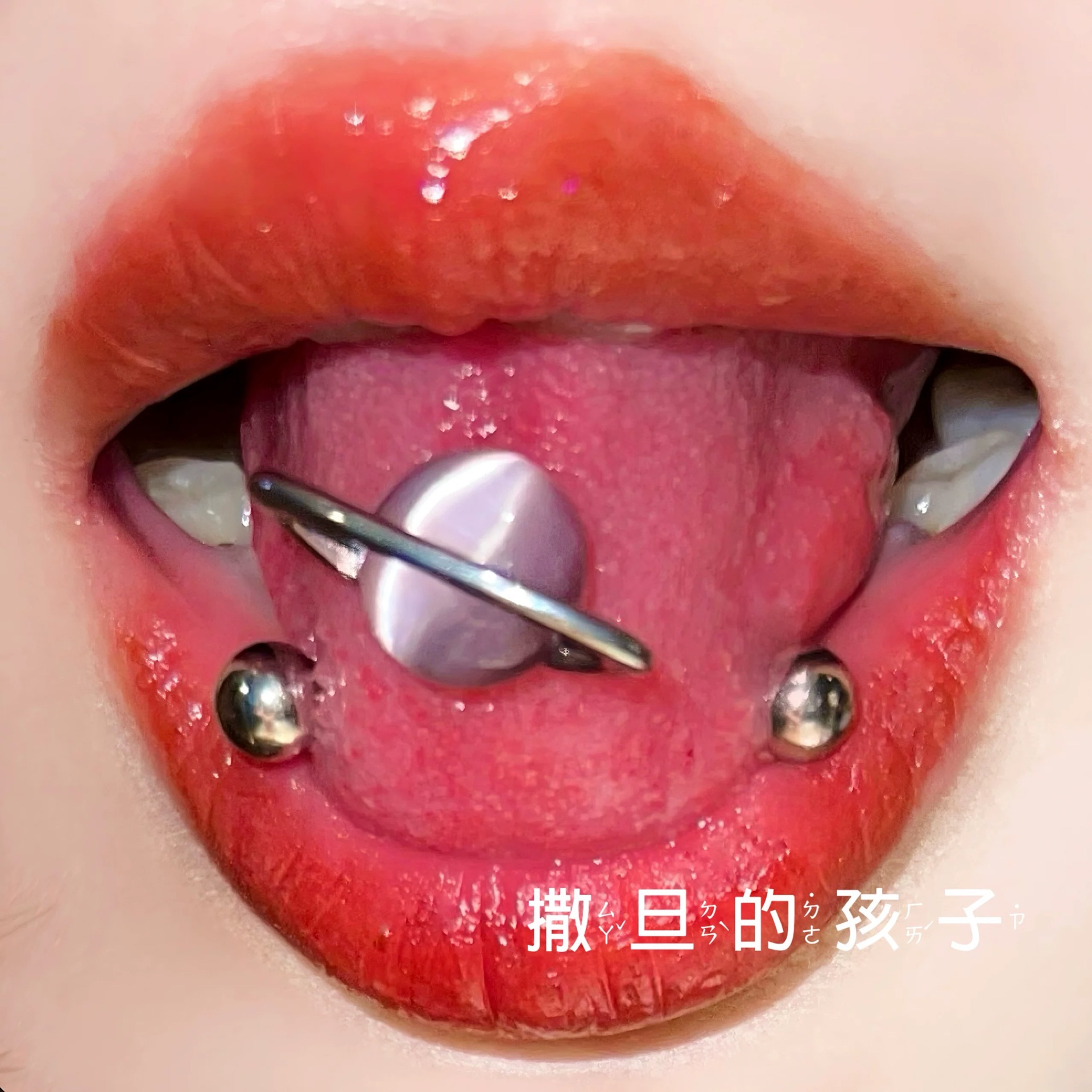 Silver pointed spike labret stud material detail