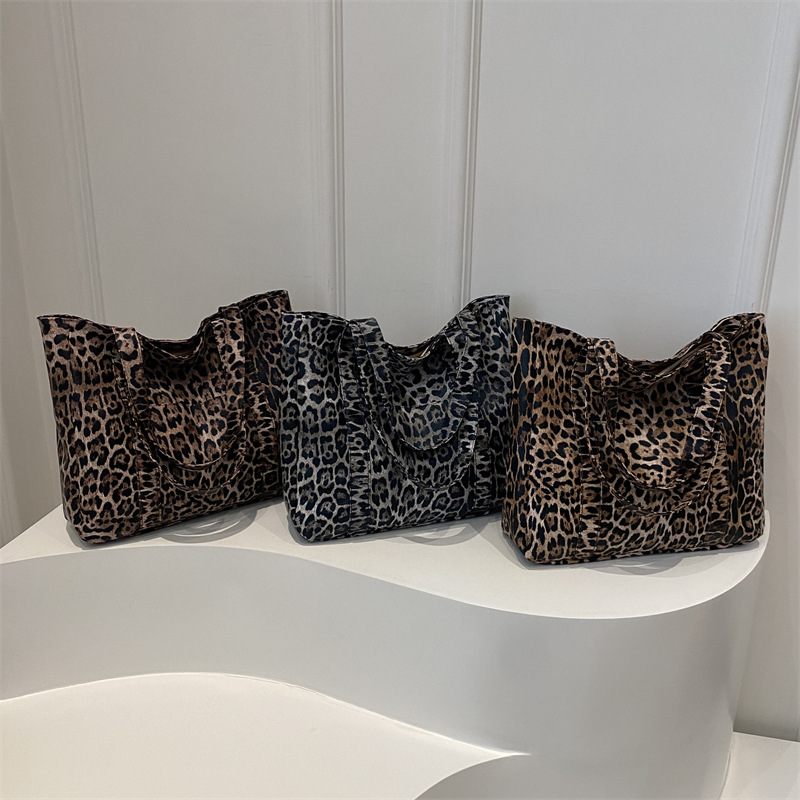 Gran capacidad simple relajado bolso de mano 2024 nuevo estilo de moda moda de invierno bolso de hombro leopardo