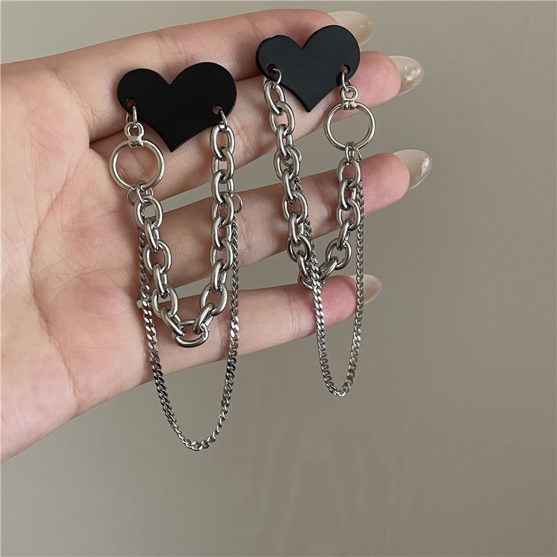 Boucles D&#39;oreilles Longues Chaîne Pompon Coeur Noir Rétro En Gros Nihaojewelry display picture 6