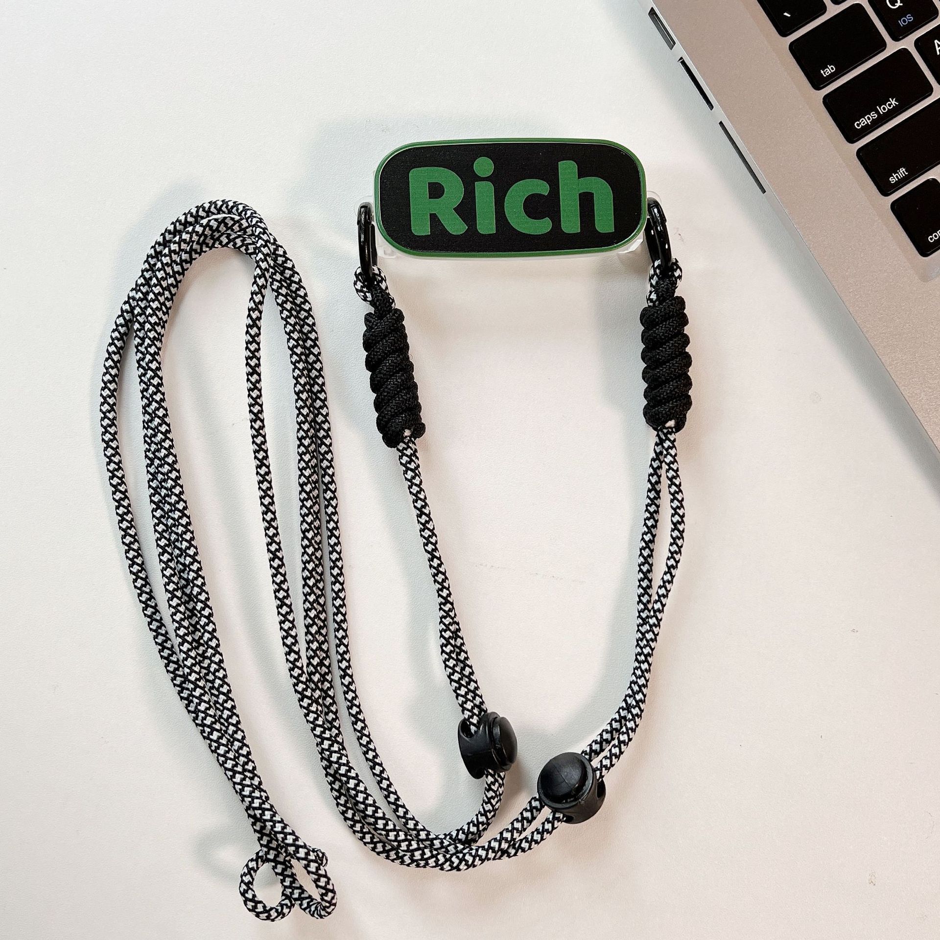 RICH+ 긴 대각선 스트랩 랜야드