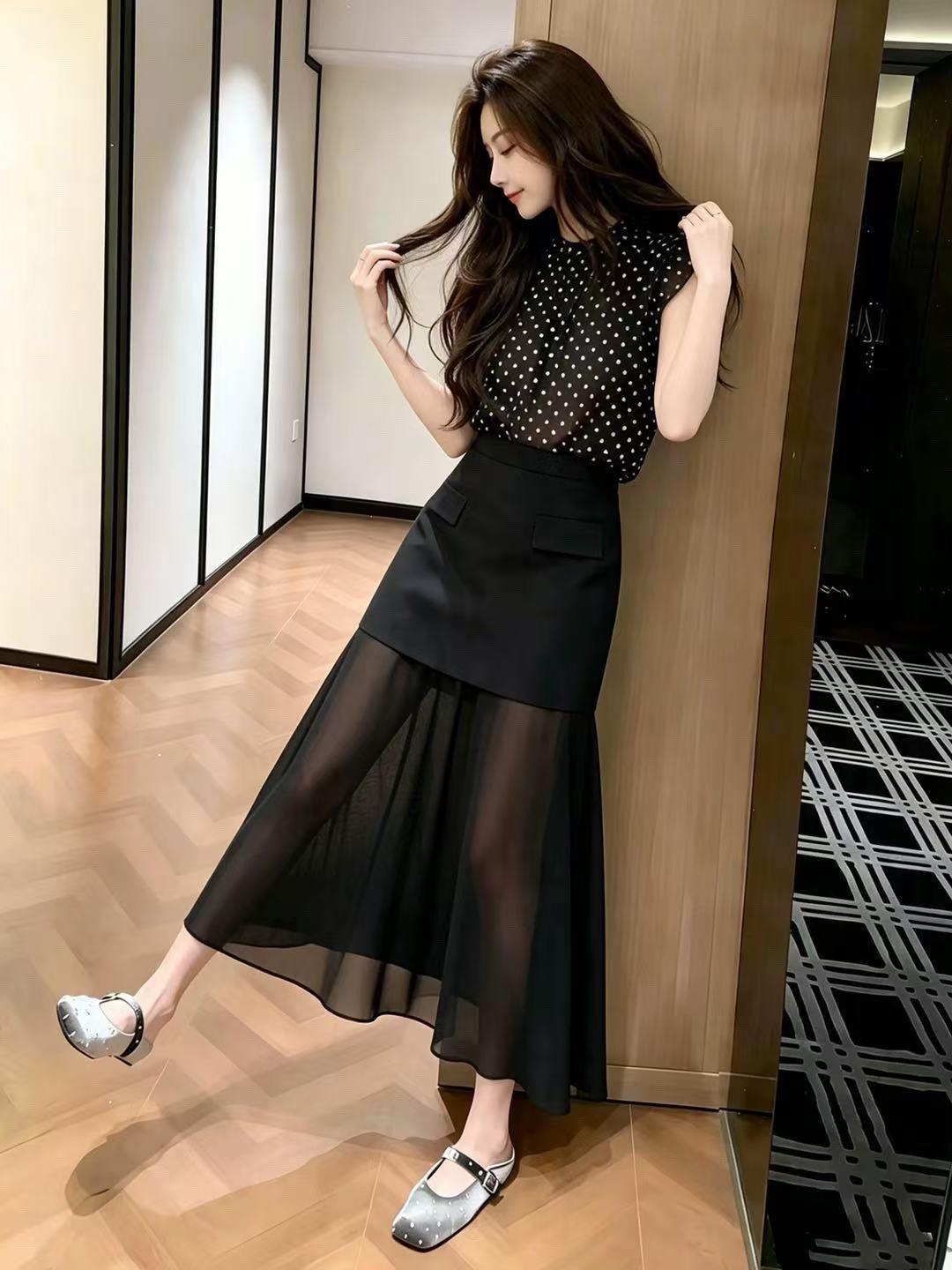 Bộ áo váy hai mảnh nữ không tay họa tiết chấm bi, eo cao, váy dài ôm dáng — màu đen