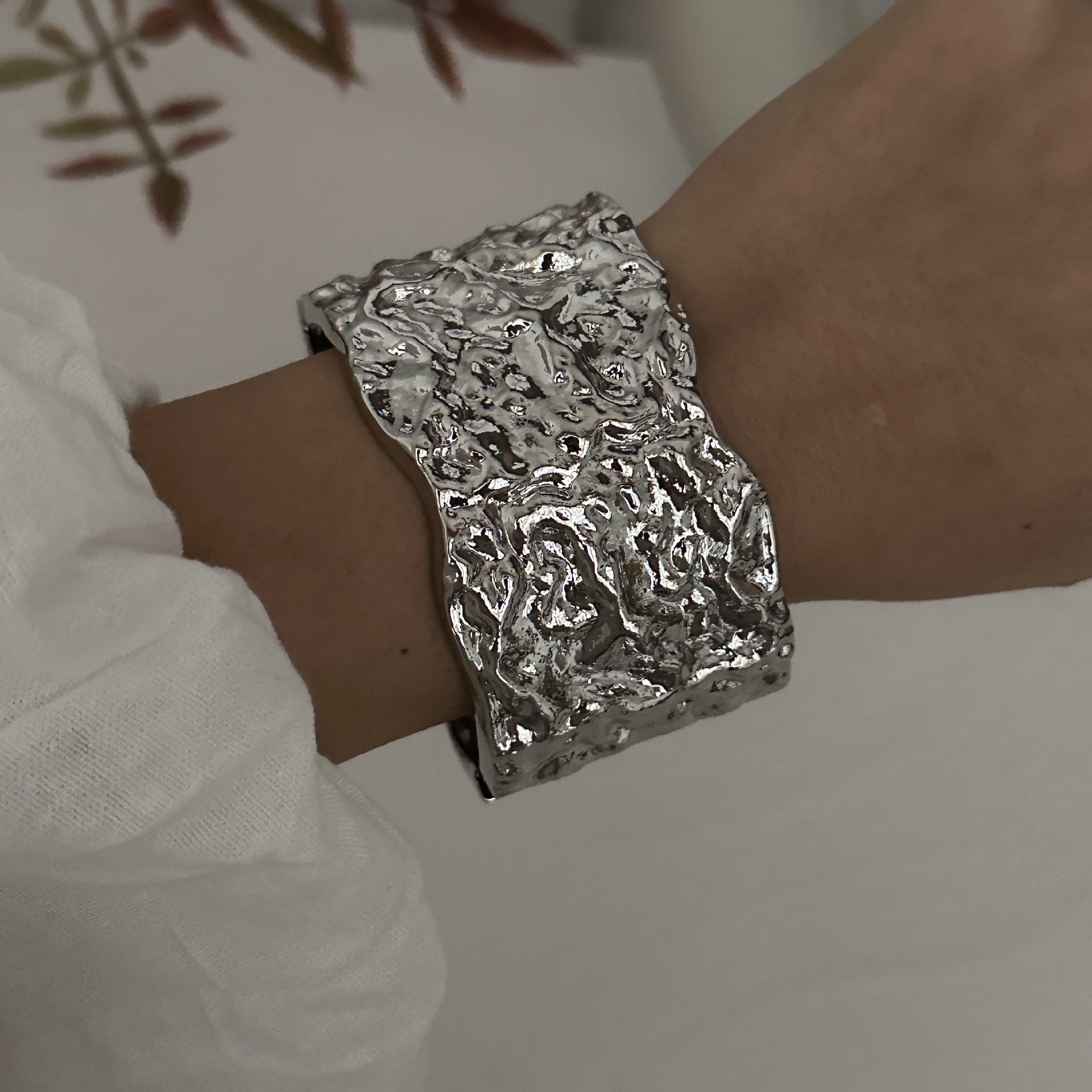 Exaggerated Solid Color Alloy Bangles Wholesale display picture 6