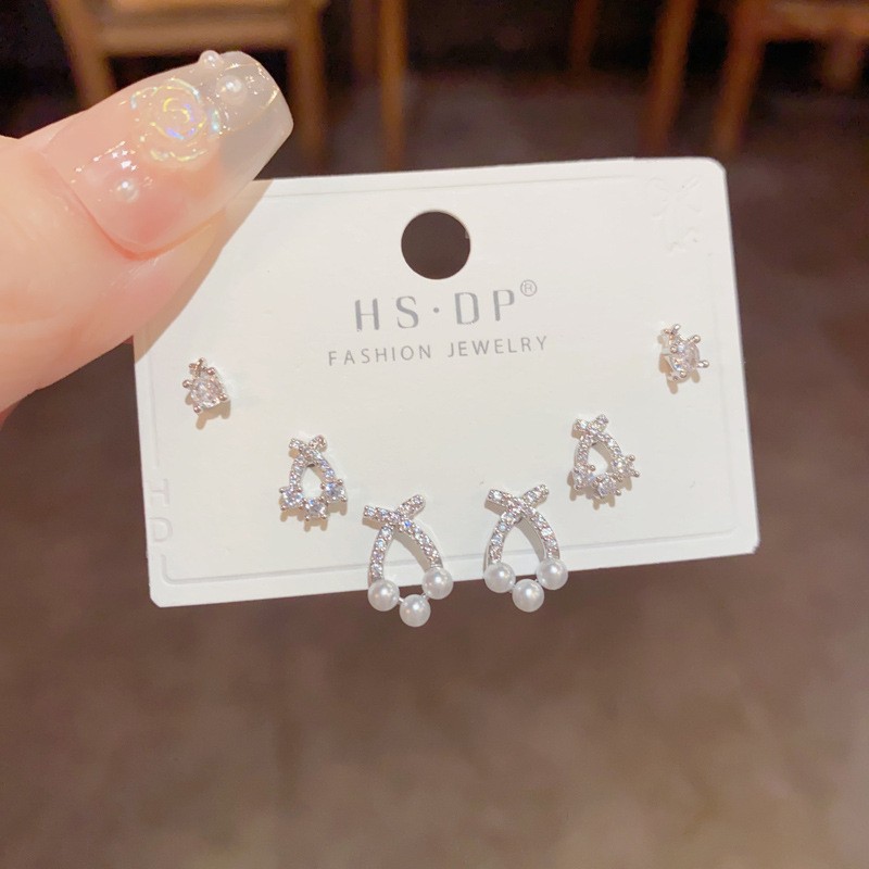 S925 aguja de plata micro incrustaciones de circón pendientes cortos pendientes de pelo corto japonés y coreano elegante todo-fósforo simple conjunto de tres piezas pendientes para las mujeres