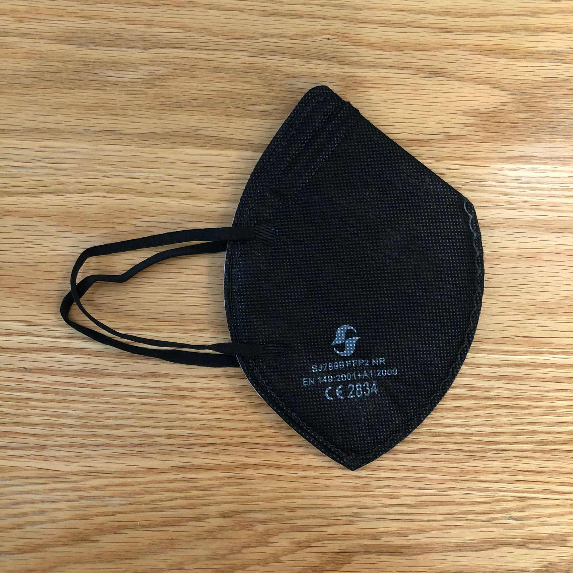 工厂现货CE认证黑色折叠FFP2防护口罩出口标准KN95耳带式