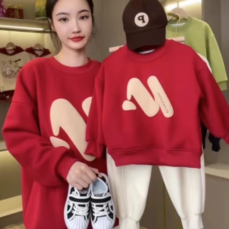 En stock 2023 nueva ropa roja para padres e hijos Otoño e Invierno suéter de cuello redondo una familia de tres bocas ropa de cuatro bocas todo a juego decoración del hogar completo