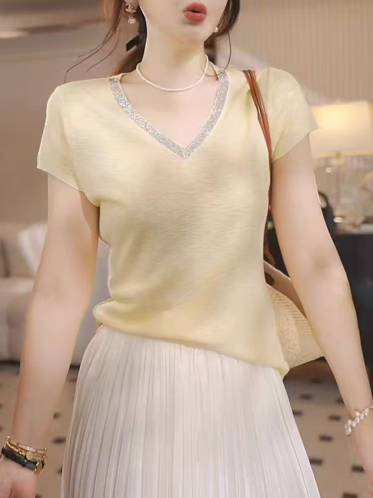 Áo thun ngắn tay nữ cổ chữ V đính đá lấp lánh phong cách Hàn Quốc — màu xanh nhạt