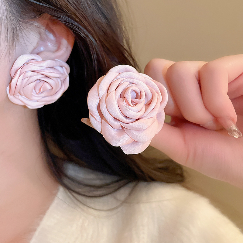 Pendientes de borla de hilo de malla de flor de aguja de plata Pendientes de estilo de vacaciones junto al mar frescos y dulces Pendientes de ambiente de moda y versátil